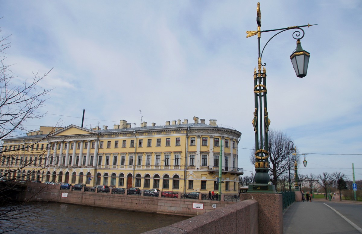 Дом Адамини. Марсово поле, 7, набережная Мойки, 1. Вид со 2-го Садового  моста. | Прогулки по городу