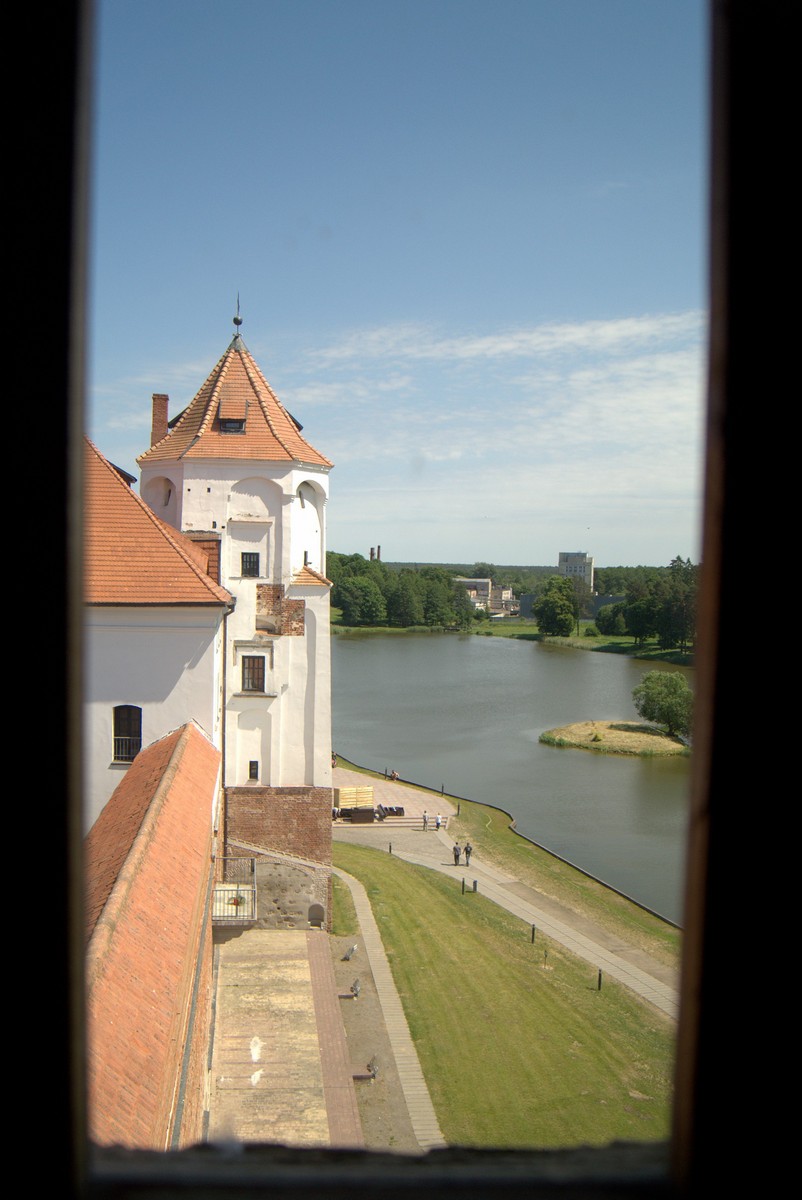 Вид из окна башни Мирского замка на озеро.