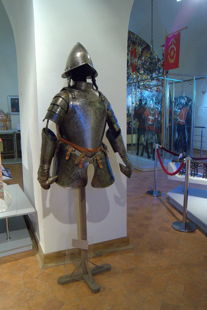 Рыцарские латы в музее Мирского замка.