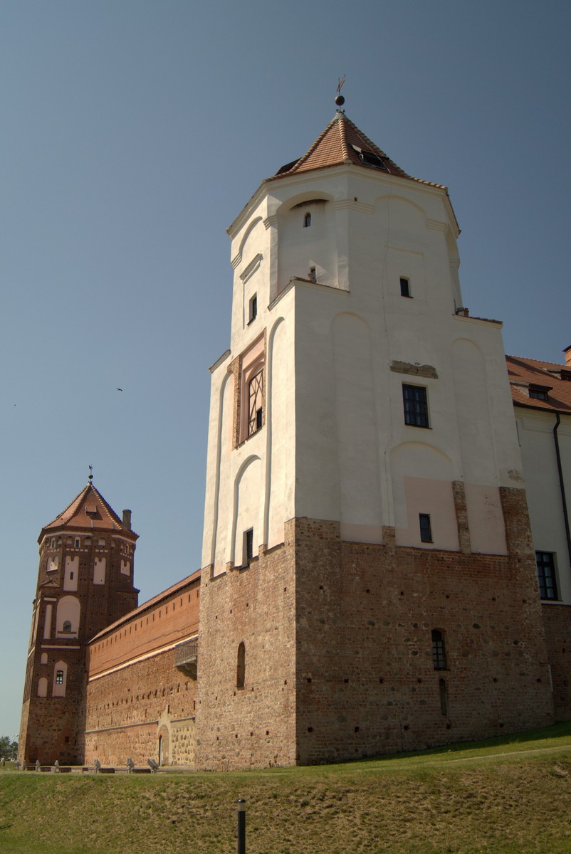 Одна из башен Мирского замка.