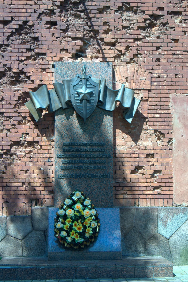 В память о воинах 132-го Отдельного батальона войск НКВД.