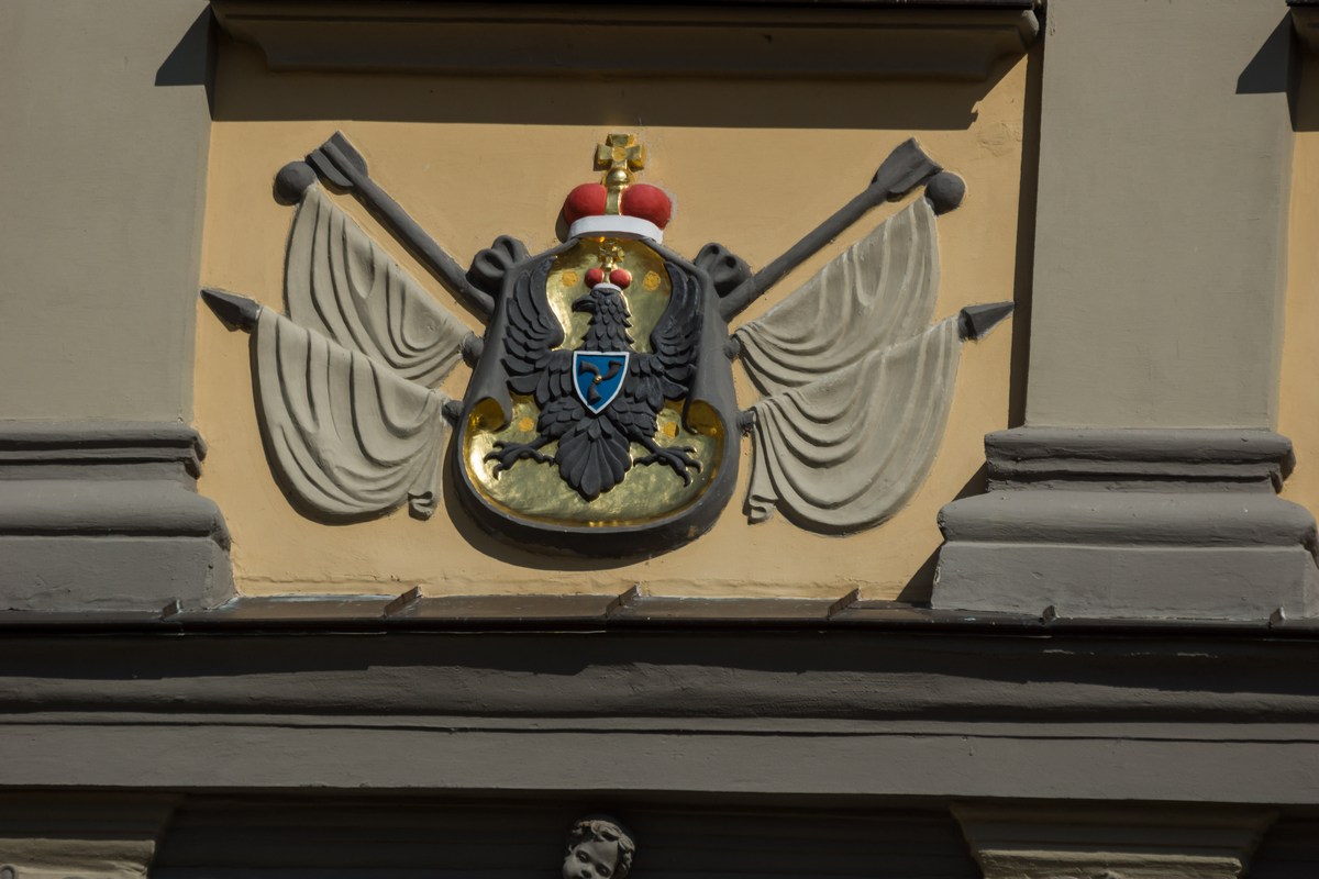Герб на фасаде Несвижского замка. С Трубами.
