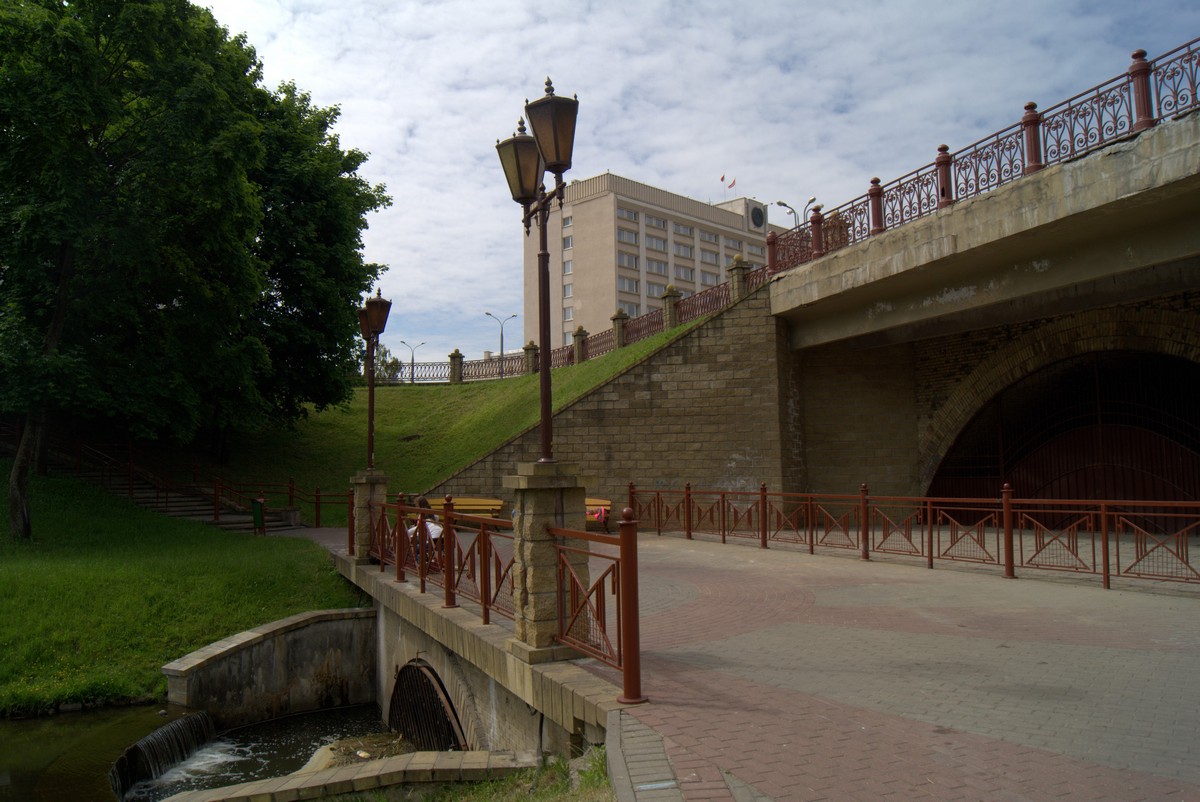 Гродно. В парке Жилибера. Мост через Городничанку у границ парка. 
