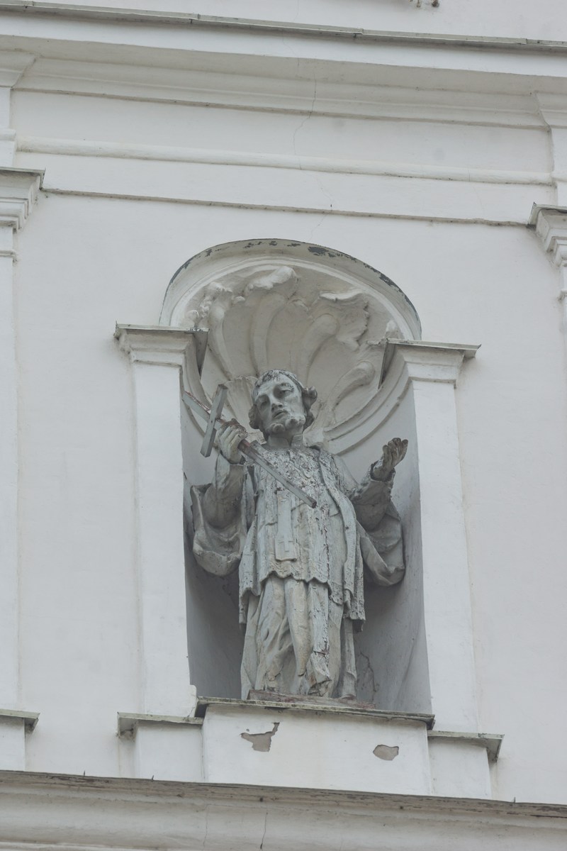 Гродно. Фигура святого Франциска Ксаверия в нише на фасаде костела.