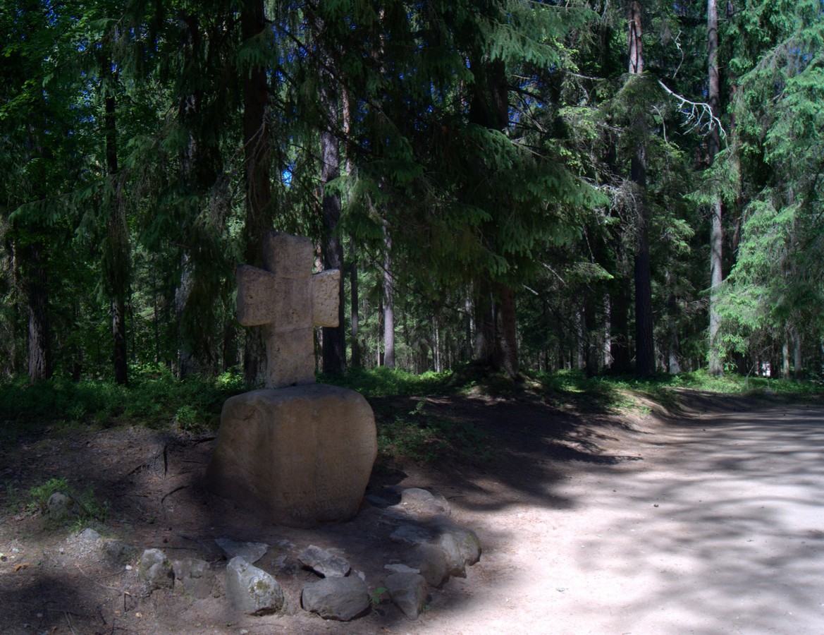 По дороге от Бугрово к Михайловскому. Каменный крест на Поклонной горке.