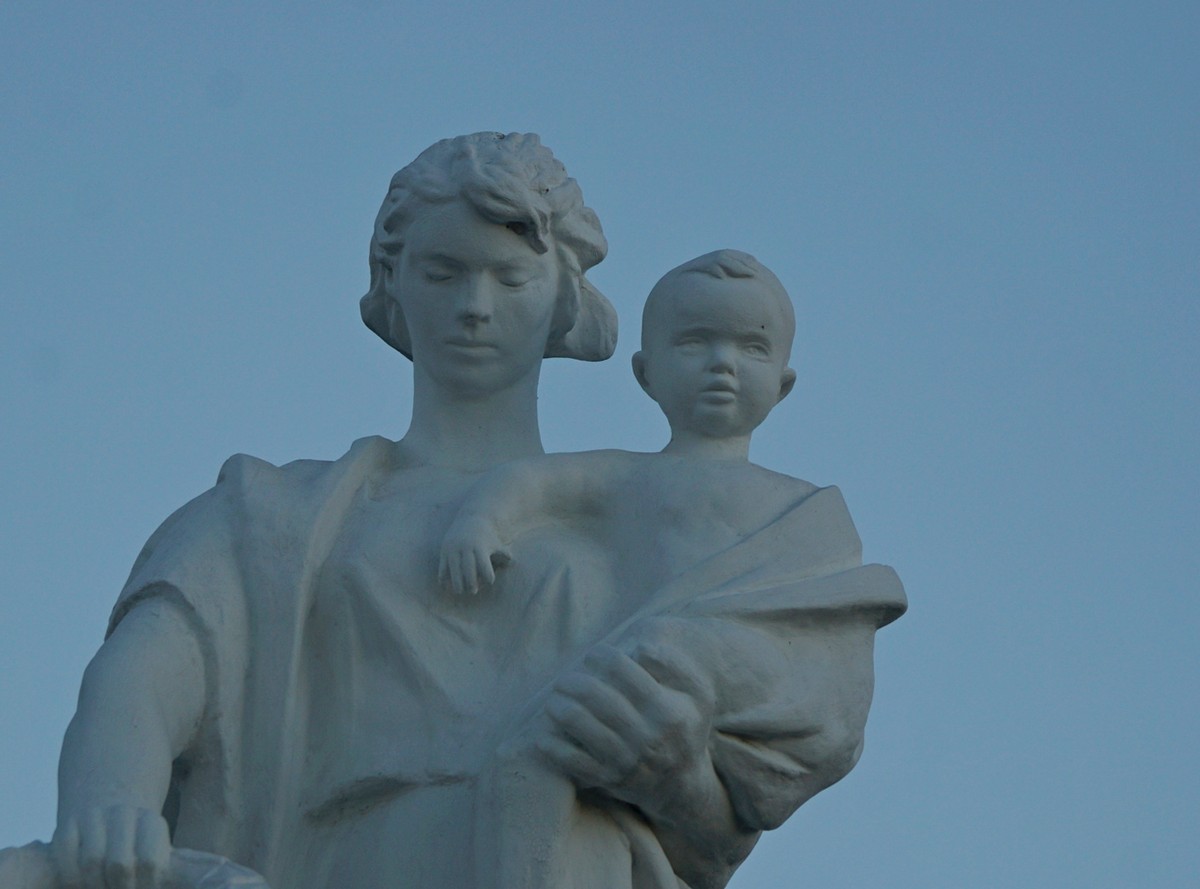 Сортавала. Мать и дитя - часть памятника на мемориале советским воинам.