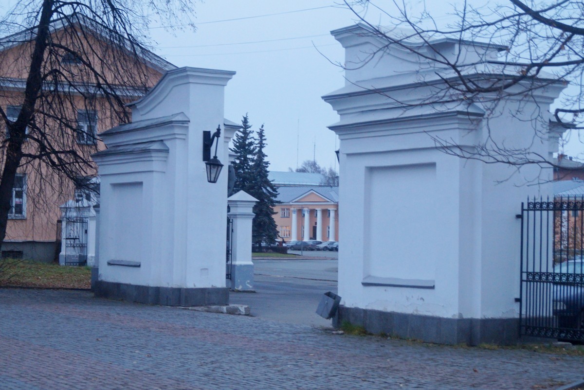 Петрозаводск. У ворот Губернаторского сада.