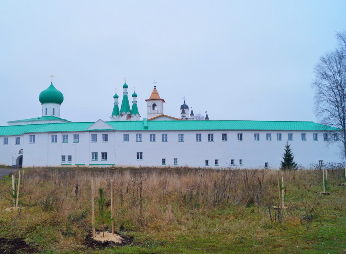 У стен Троицкого отделения Александро-Свирского монастыря.