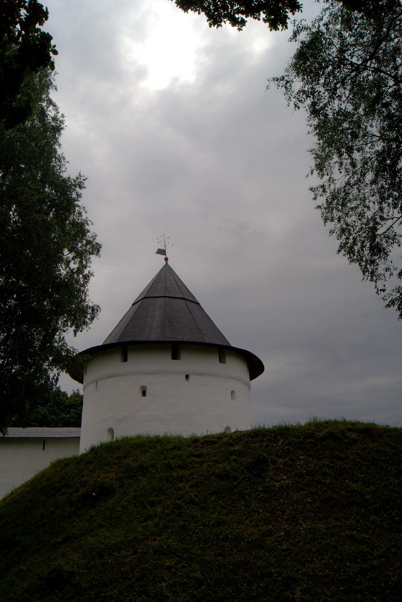 Псково-Печерский монастырь. Тайловская башня за холмом.