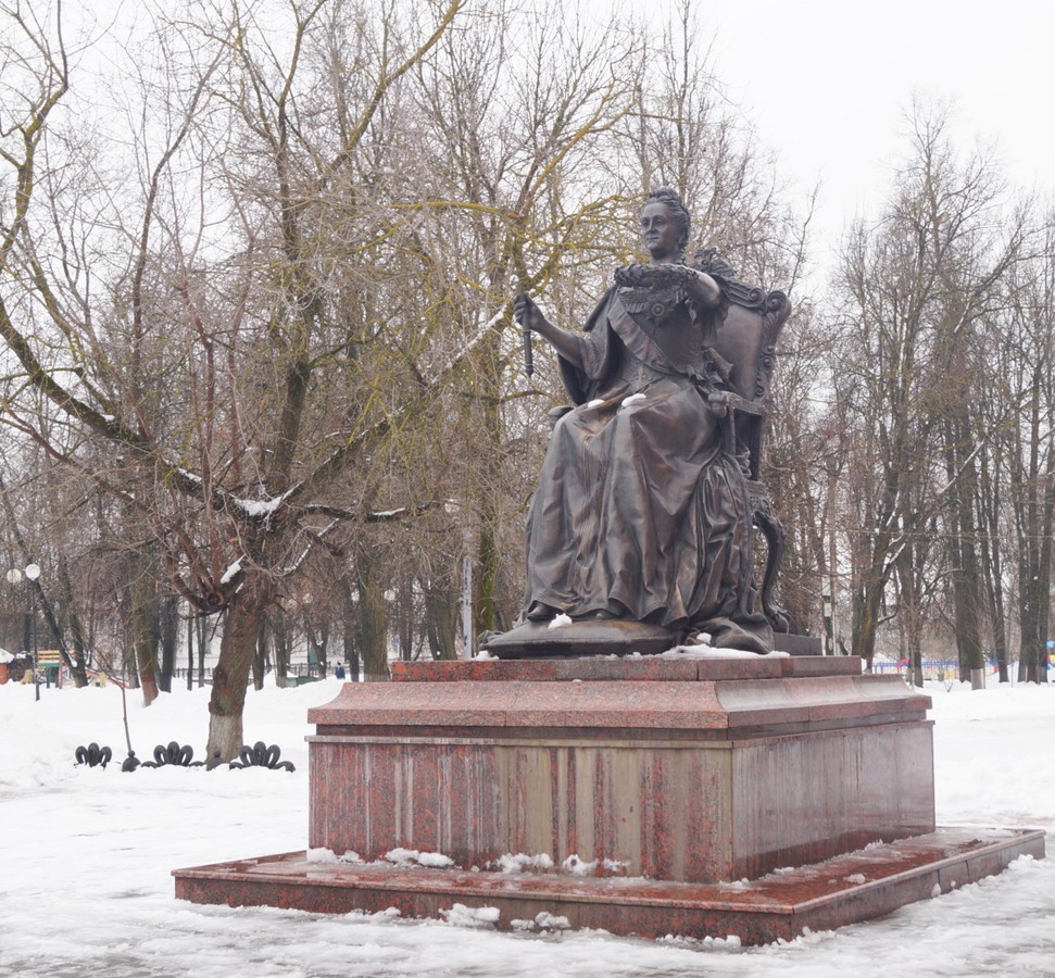 Вышний Волочёк. Памятник Екатерине II у драматического театра. 