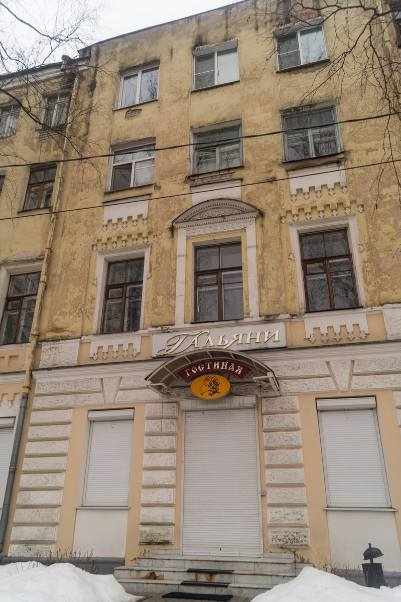 Тверь. У здания бывшей гостиницы Гальяни. На углу Володарского и Пушкинской.