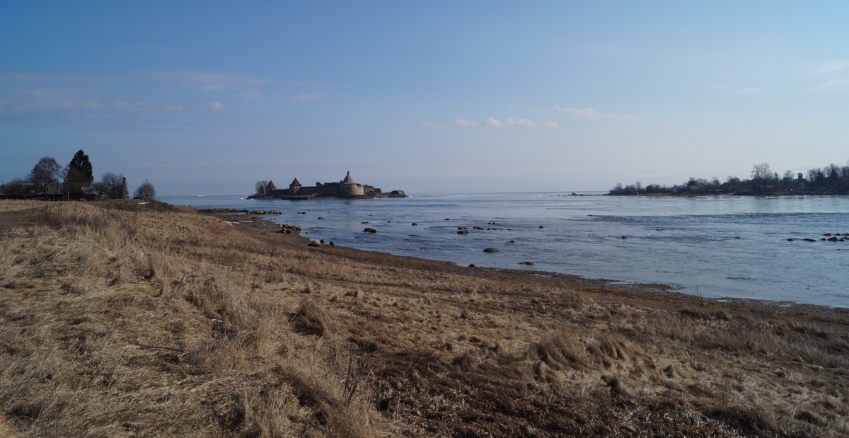 На берегу Невы в апреле. Вид на крепость Орешек.