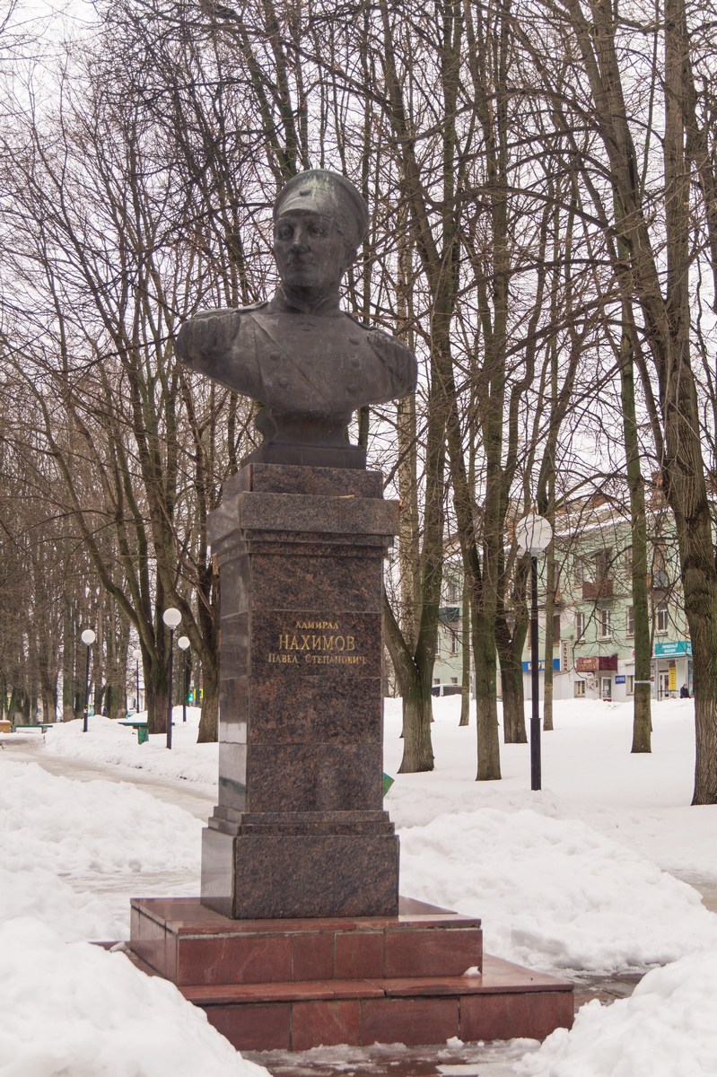 Вязьма. Памятник адмиралу Нахимову.