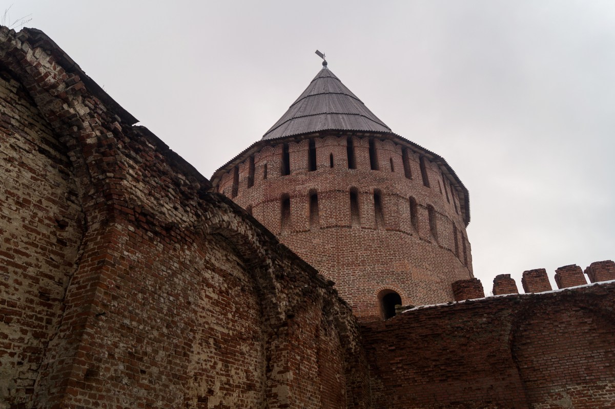 Смоленск. Крепостная стена и башня Веселуха.
