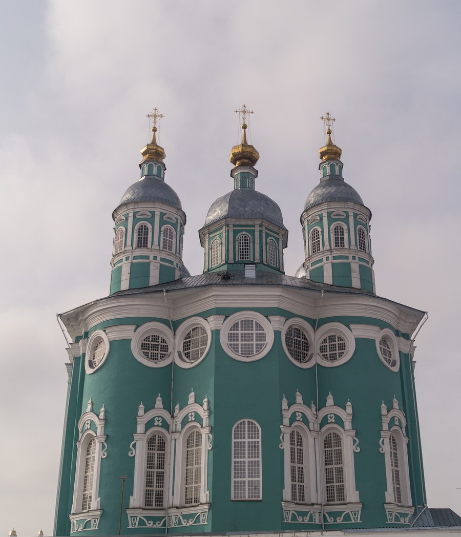Смоленск. Купола Успенского собора.