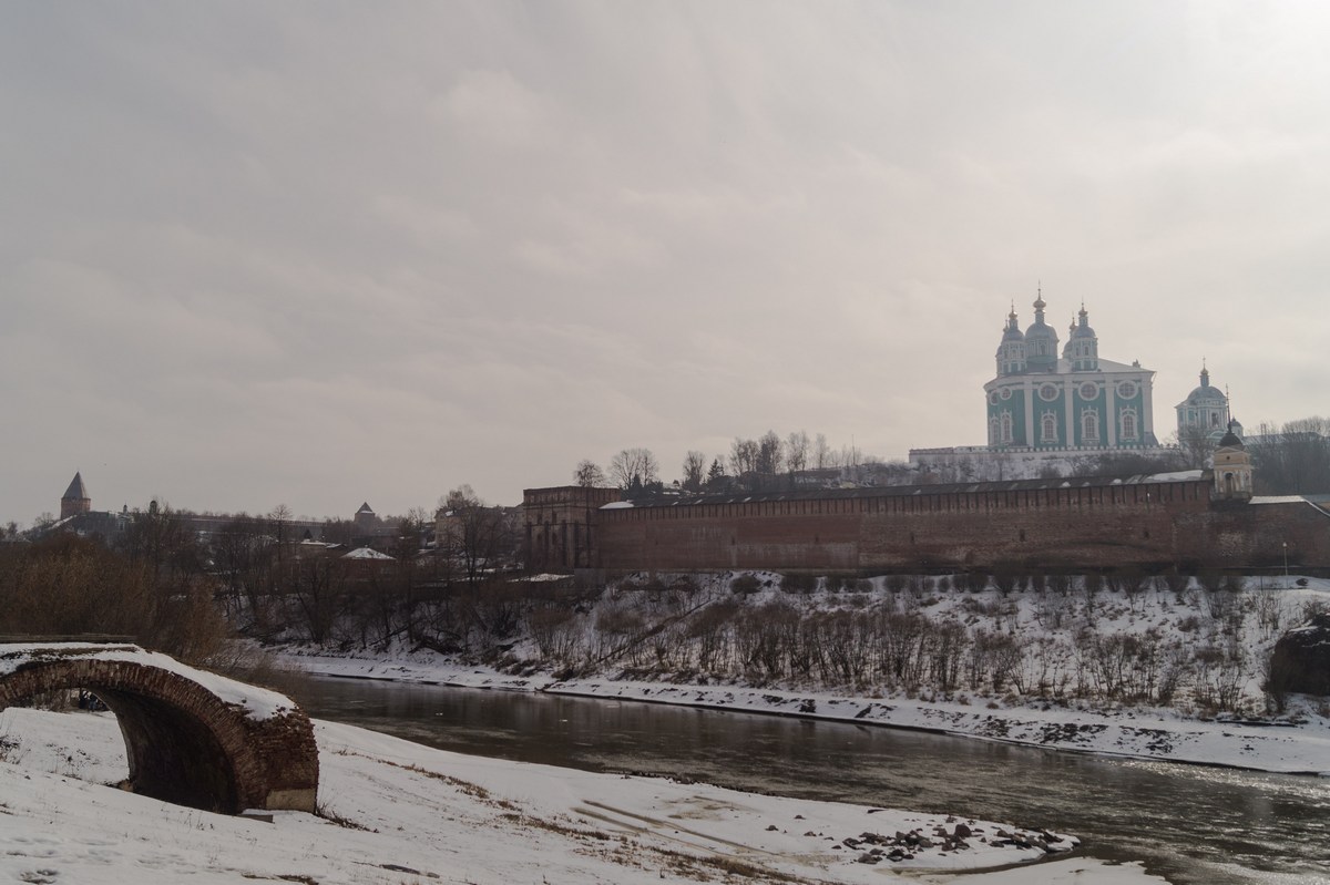 Смоленск. Успенский собор и вид на Соборную гору с правого берега Днепра.