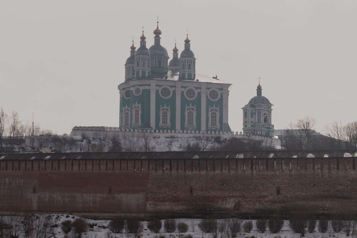 Смоленск. Успенский собор и вид на Соборную гору с правого берега Днепра. 