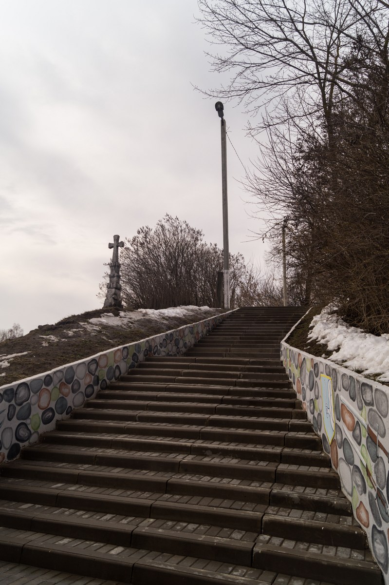 Мстиславль. Лестница за воротами, ведущая на вершину Замковой горы.