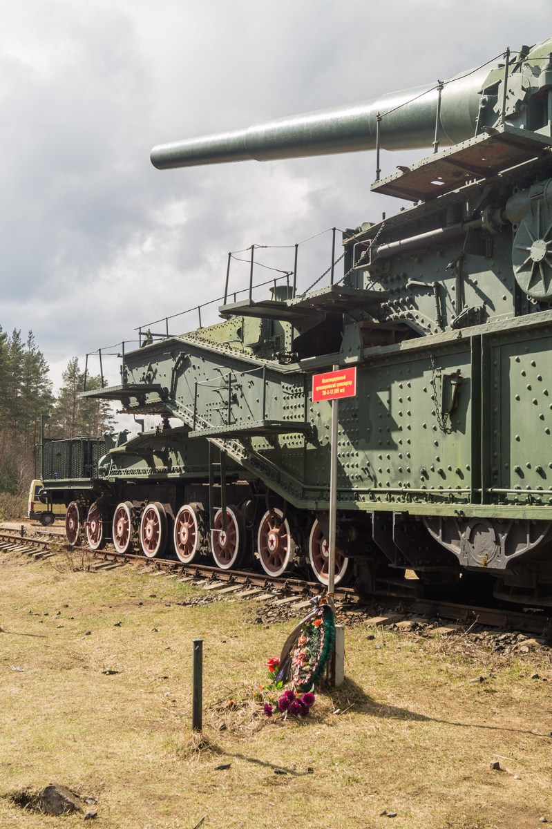 Форт "Красная горка". У артиллерийского транспортера ТМ-3-12 (305 мм).