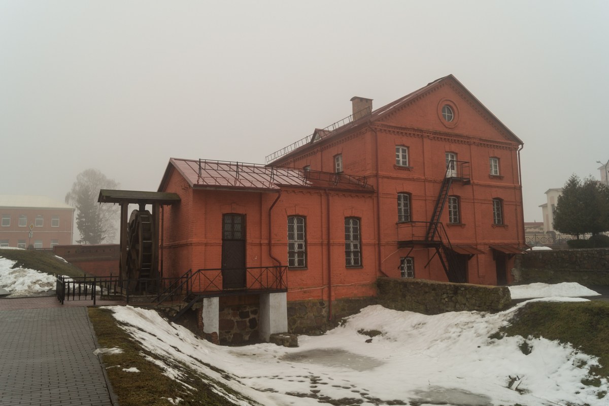 Орша. Кирпичное здание бывшей водяной мельницы (1902 год) на канале между Оршицей и Днепром. 