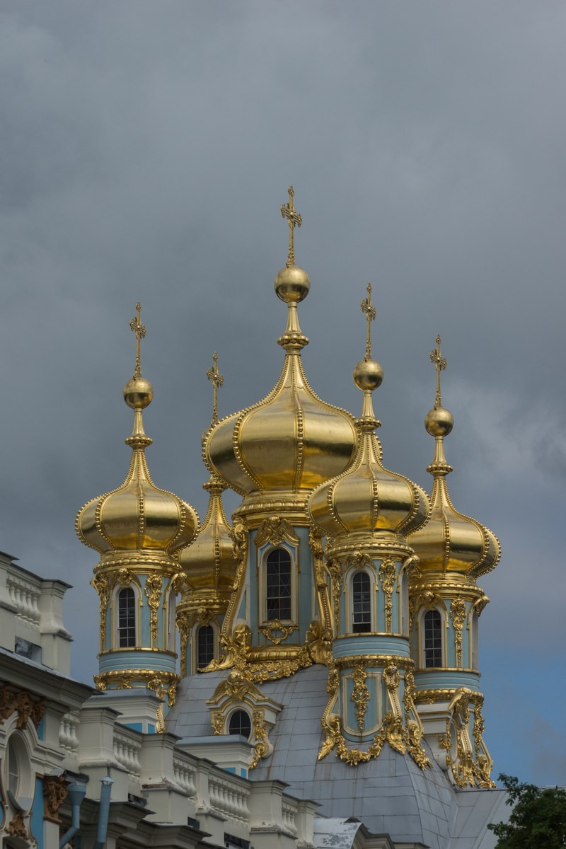 Пушкин. Екатерининский парк. На Камероновой галерее. Пять позолоченных куполов Дворцовой церкви.