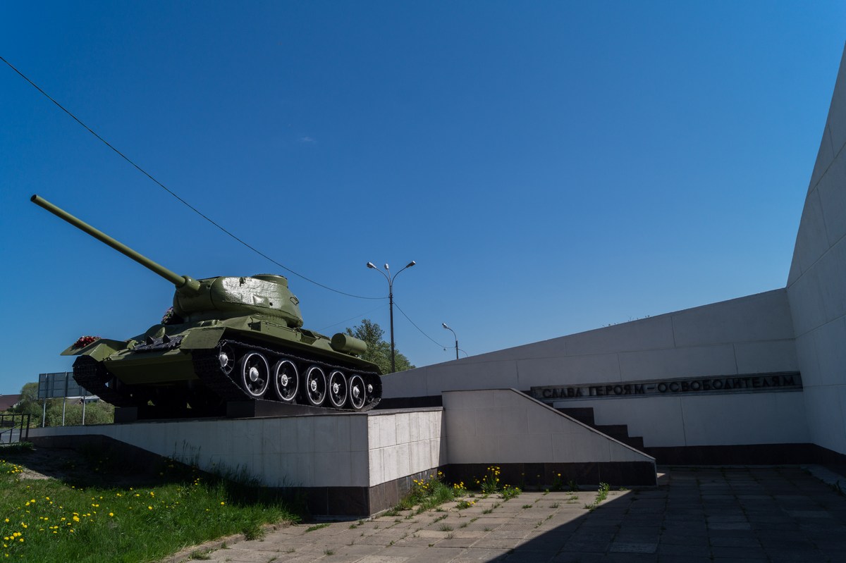 Линия обороны у Новгорода. Танк Т-34 в память воинов 28-й и 3-й танковых дивизий, оборонявших Новгород в августе 1941 года.