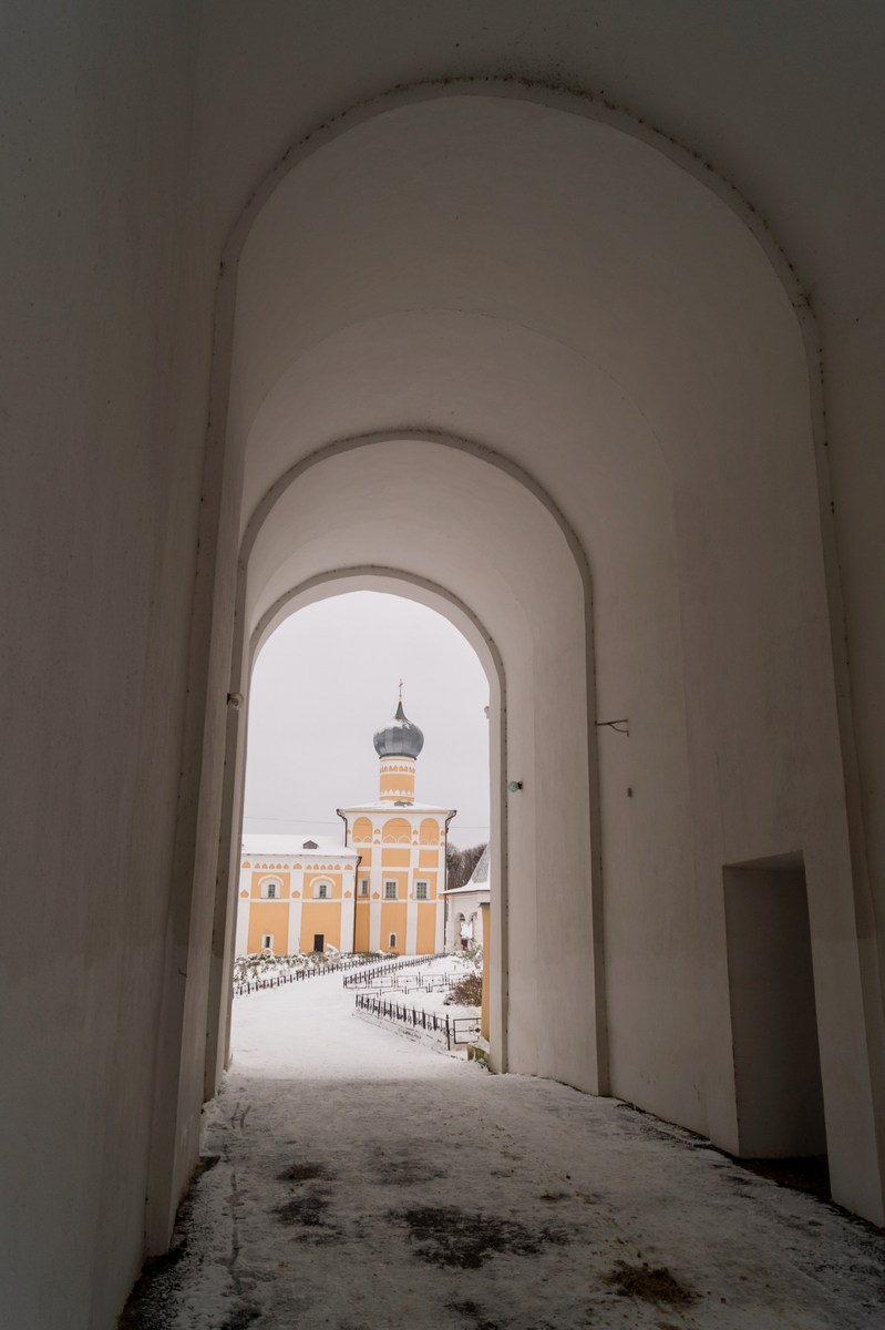 Варлаамо-Хутынский Спасо-Преображенский монастырь под Новгородом. В арке колокольни.