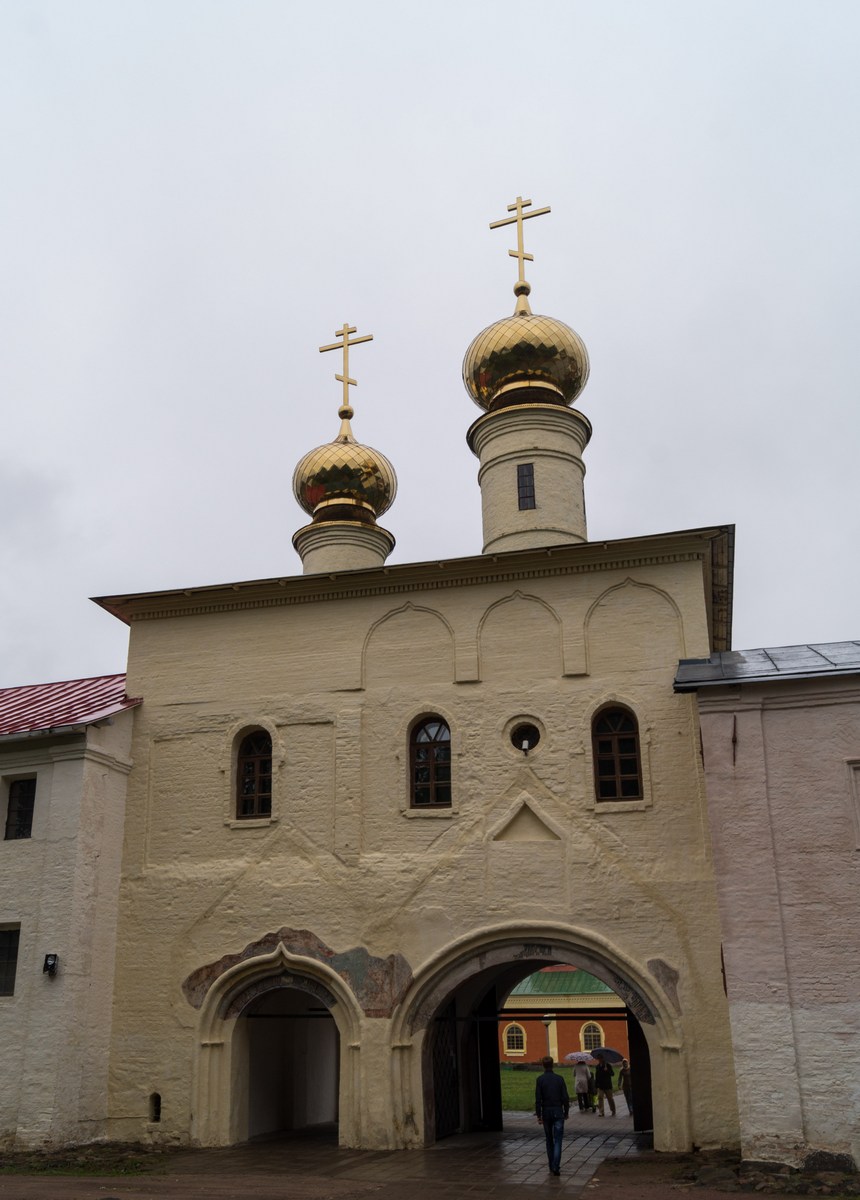 Тихвинский Успенский монастырь. Святые врата с церковью Вознесения и приделом Федора Стратилата (1591-1593).