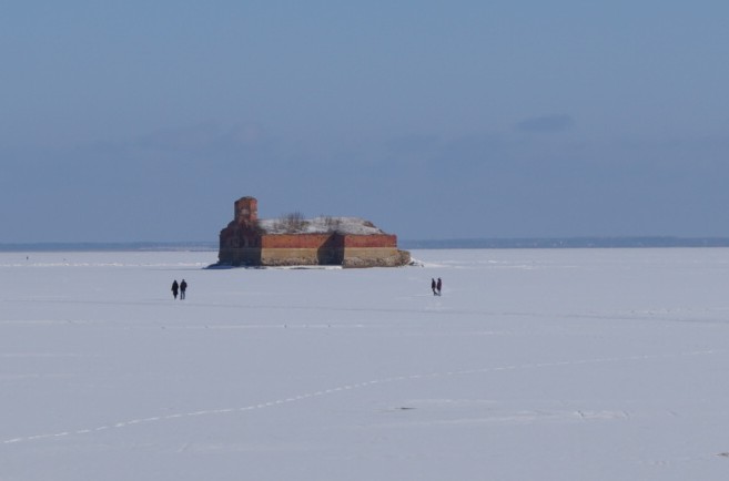 Кронштадт. Финский залив и островок с туристами. Март.