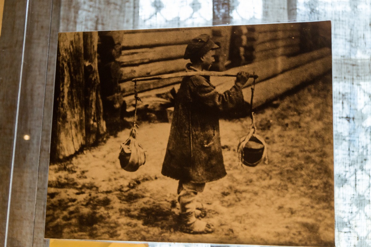 Мозырь. Музей "Полесская веда". На фото - мальчик с ведрами.