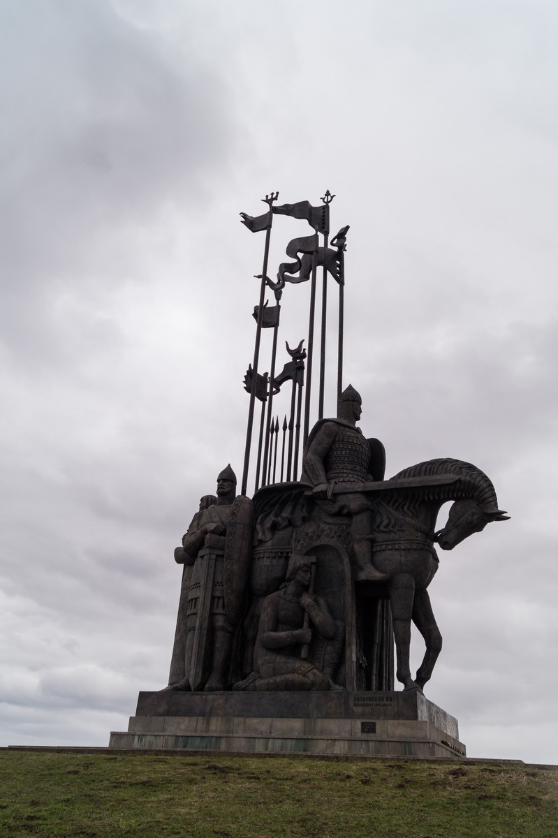 Монумент в память Ледового побоища. На горе Соколиха у въезда в Псков. 