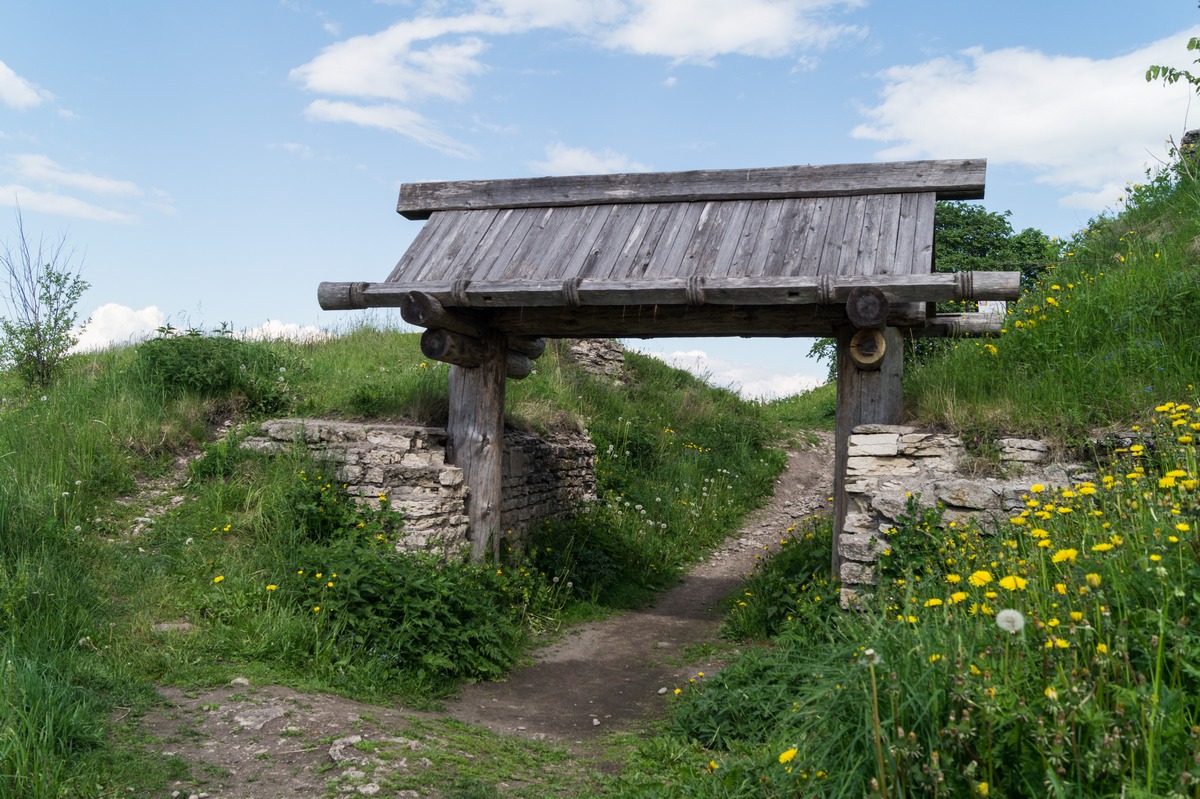 Городские ворота Изборска XI века.