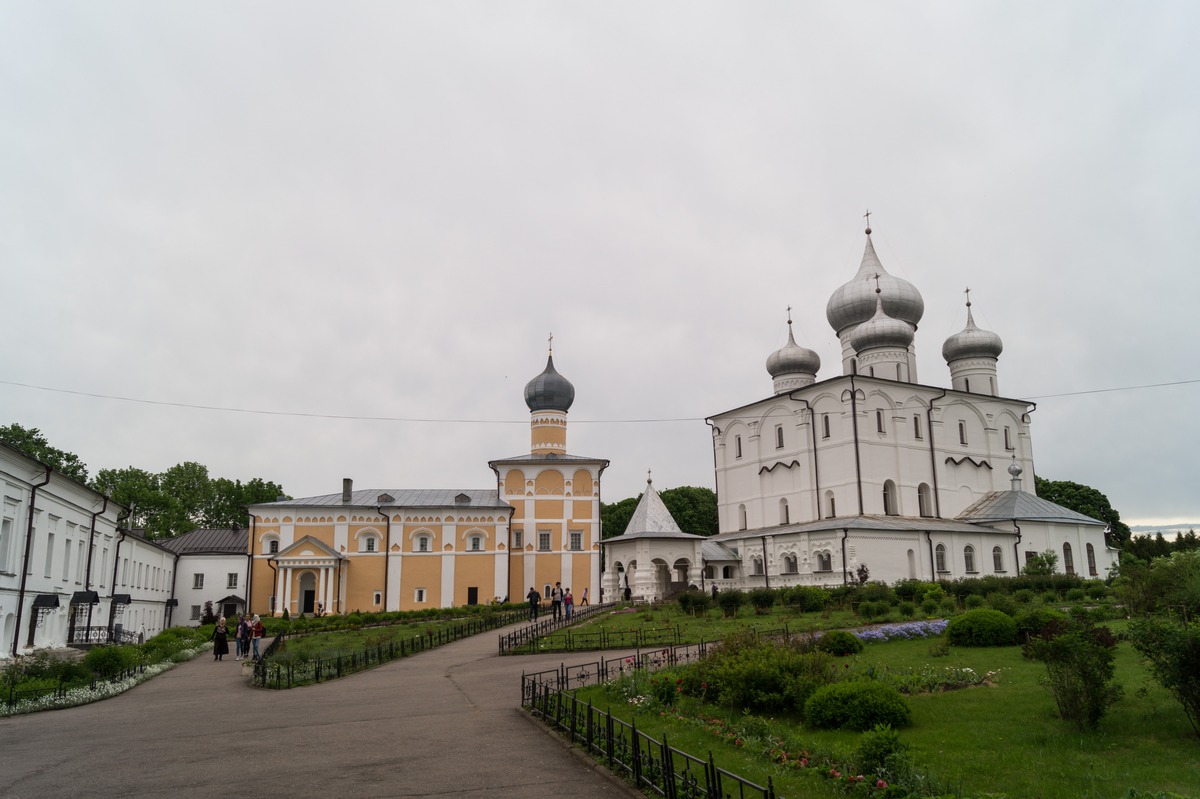 Варлаамо-Хутынский Спасо-Преображенский монастырь. На монастырском дворе.