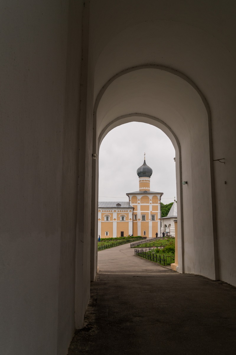 Варлаамо-Хутынский Спасо-Преображенский монастырь. В арке колокольни.