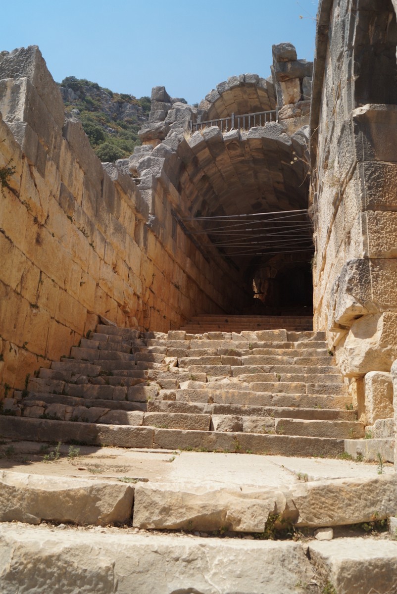 Мира Ликийская. В греко-римском амфитеатре. Лестница, ведущая к верхним ярусам.