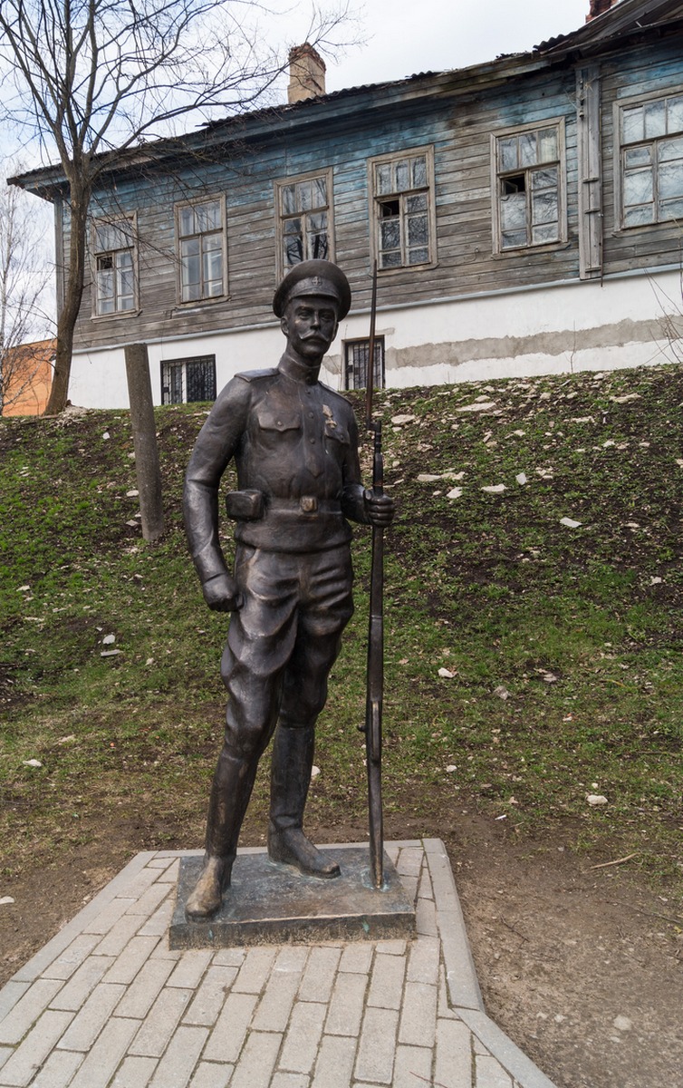 Псков. На набережной реки Великой. Памятник солдату Первой мировой войны.