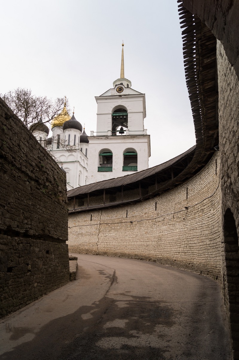 Изогнутый вход в Псковскую крепость.