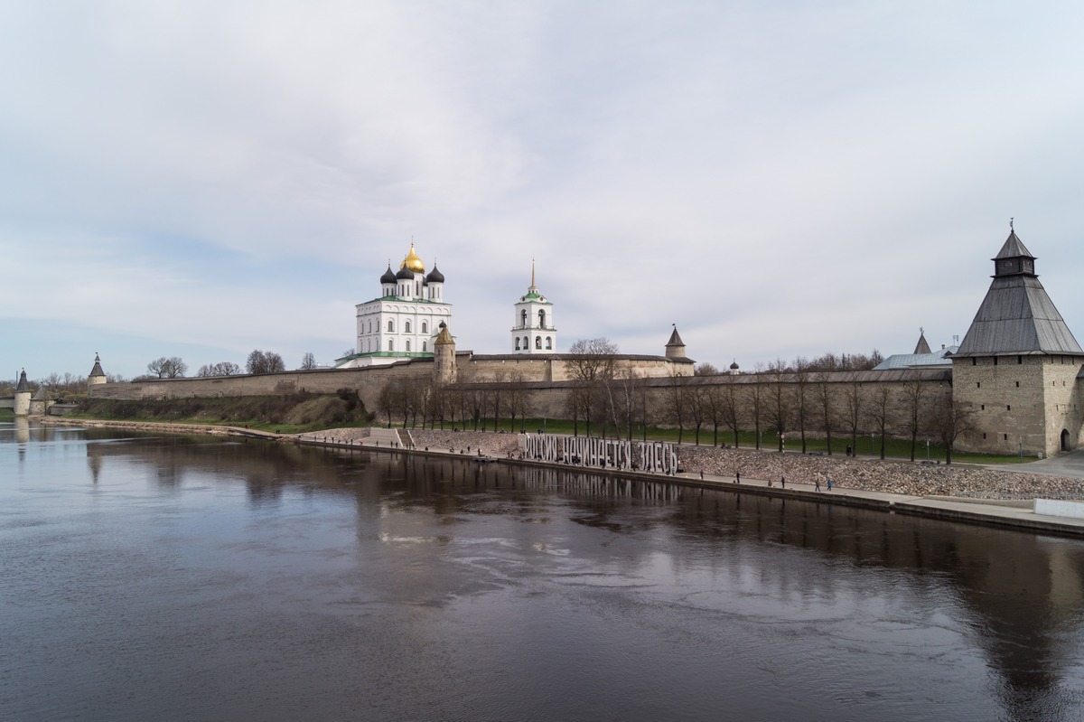 Псковский кремль. Вид с Ольгинского моста.