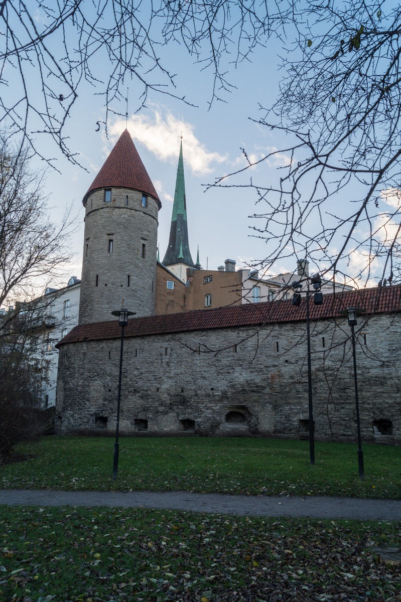 Таллин. У старых крепостных стен.