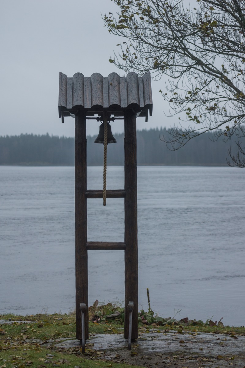 Финляндия. Савонлинна. Колокол у озера.