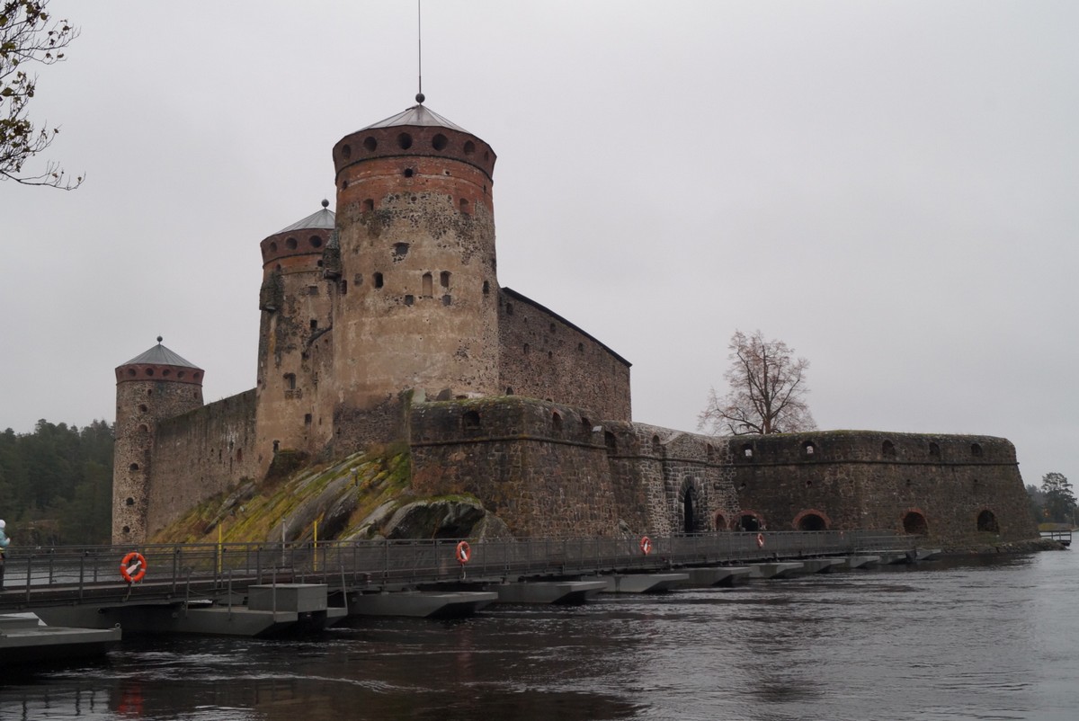 Финляндия. Крепость Олавинлинна. Мощные средневековые башни и бастион.