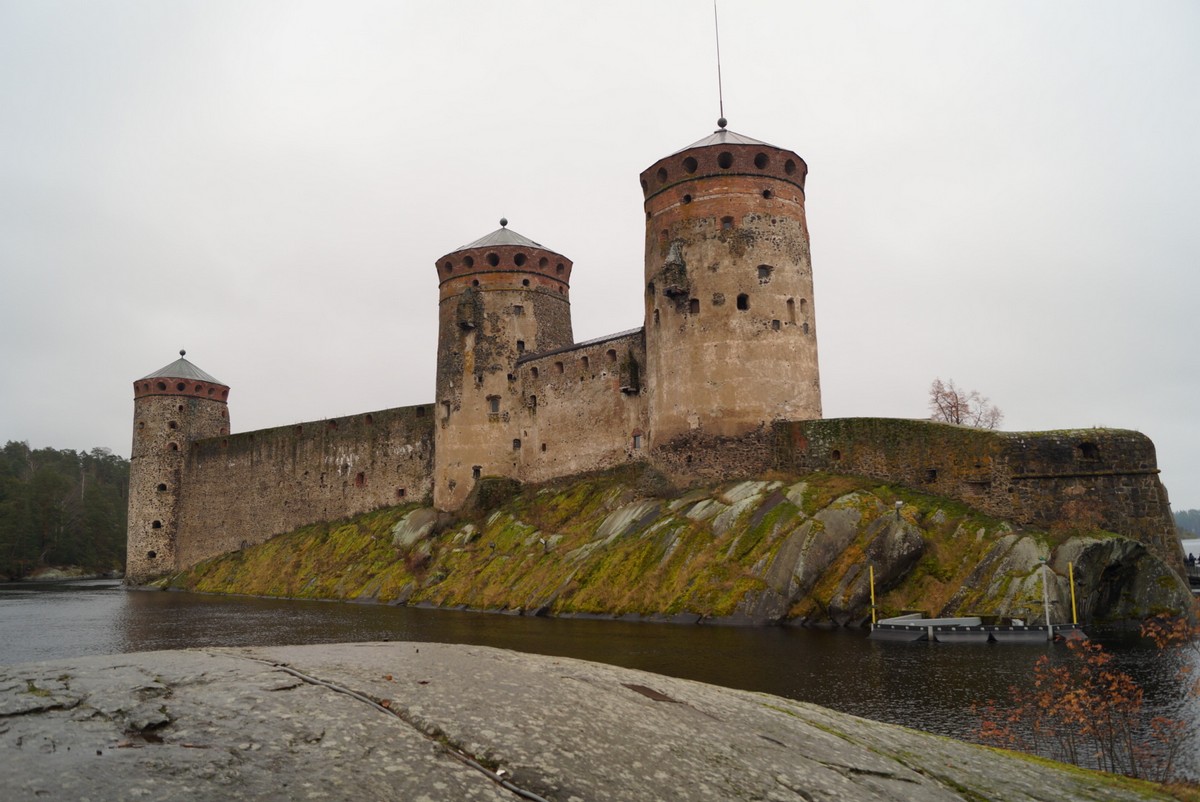 Финляндия. Крепость Олавинлинна на скалистом острове.
