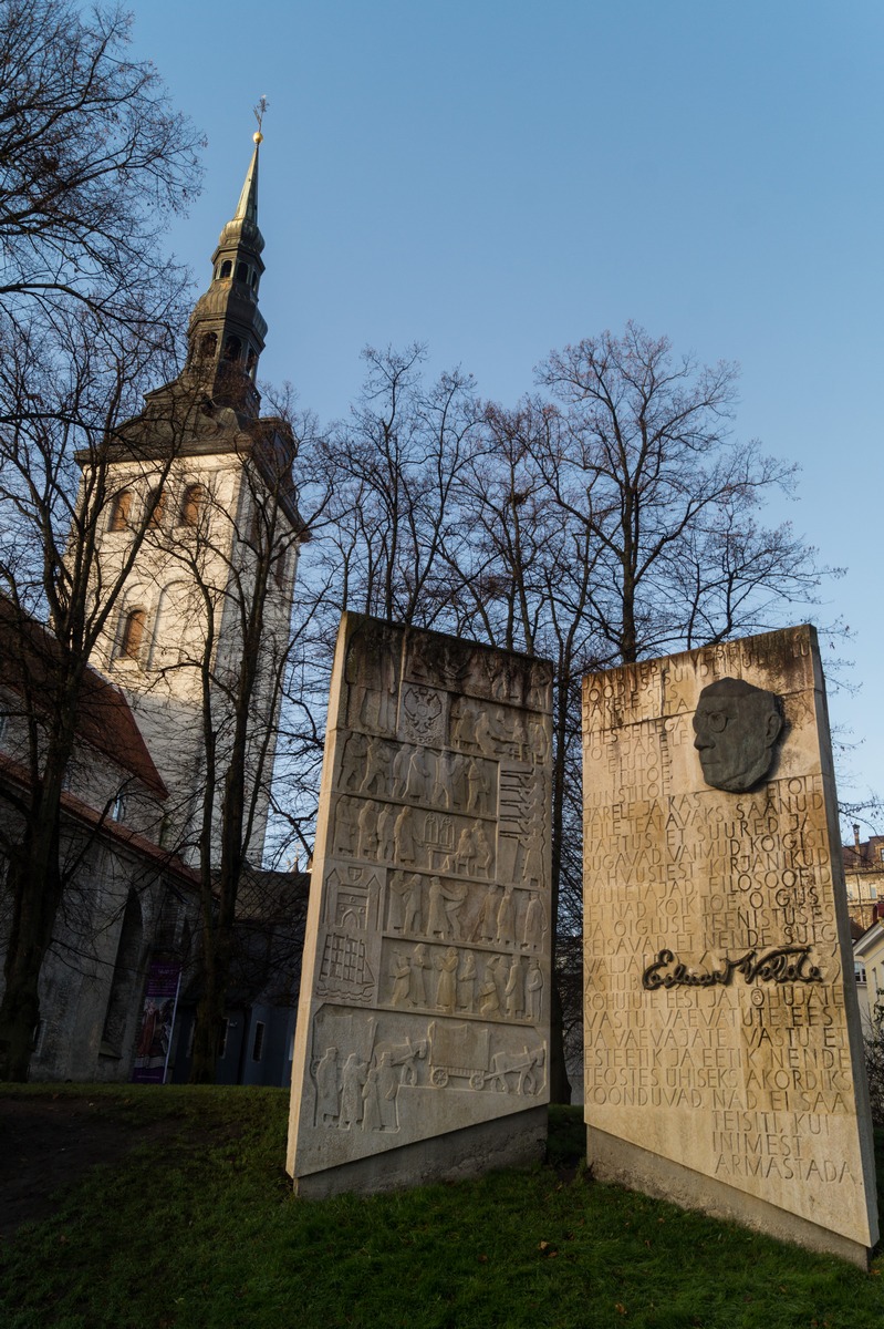 Таллин. Памятник писателю Эдуарду Вильде.