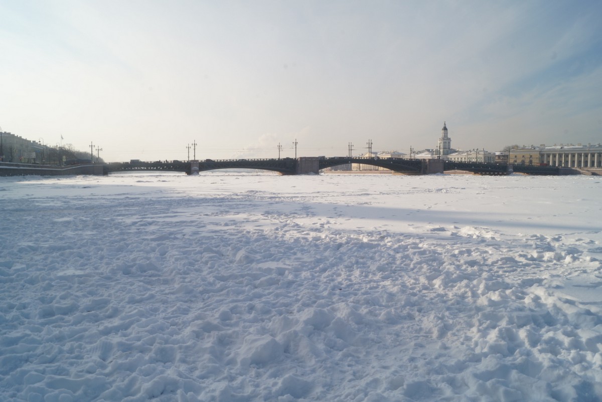 Санкт-Петербург. На Неве. Лед, снег и Дворцовый мост.