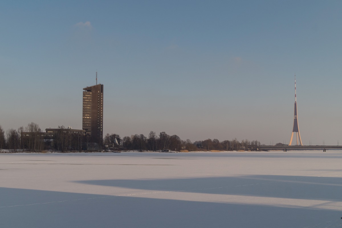 Риза. Вид на остров Заячий (Закюсала). Здание Латвийского телевидения и Рижская телебашня.