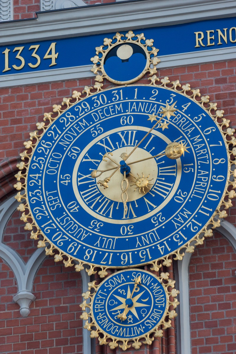Рига. Дом Черноголовых на Ратушной площади. Часы-календарь на фасаде.