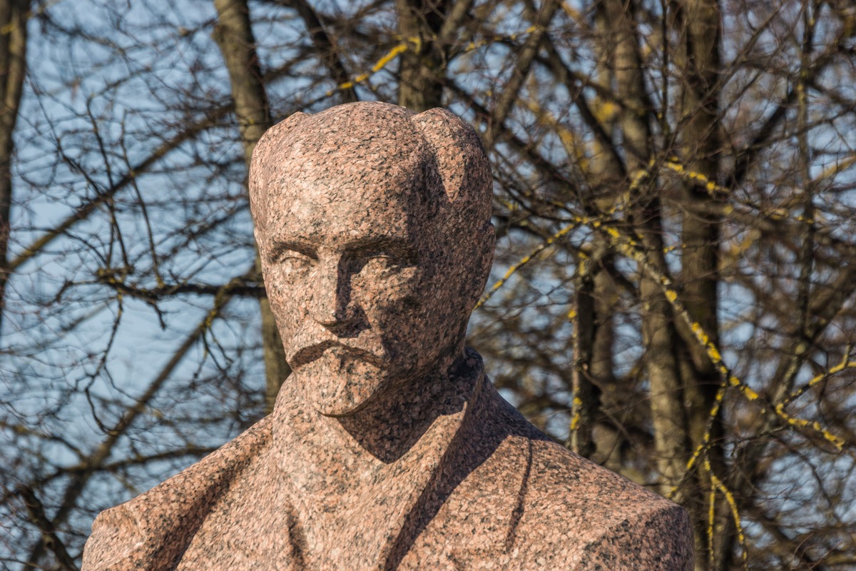 Рига. Памятник Яну Райнису в парке Эспланада.