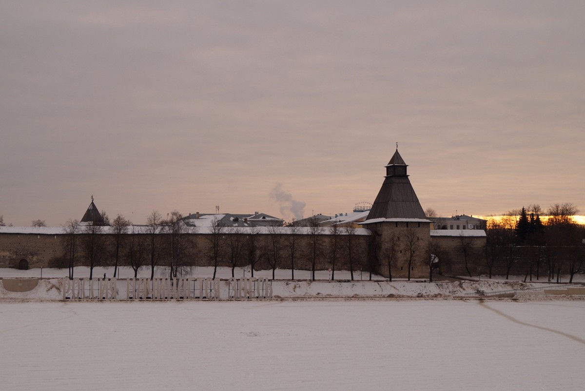 Псков. Вид на Власьевскую башню и утренне небо с Ольгинской набережной.