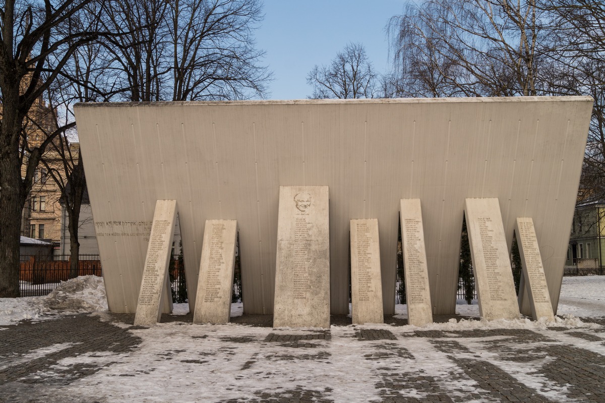 Рига. Памятник Жанису Липке и другим праведникам мира Латвии.