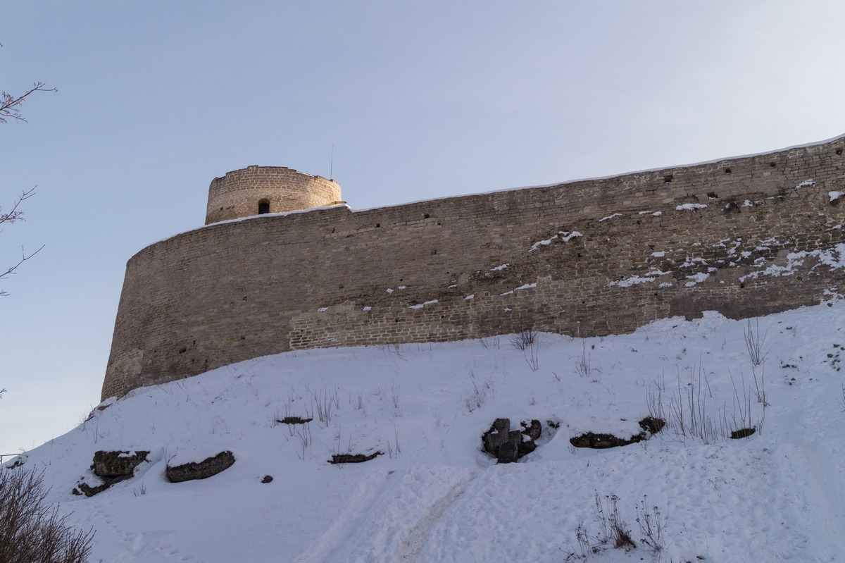 Изборская крепость. Башня Луковка и неприступные стены.